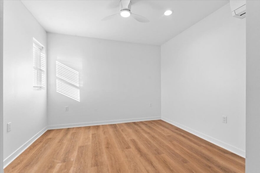 Building Photo - 1440 Lakepointe St