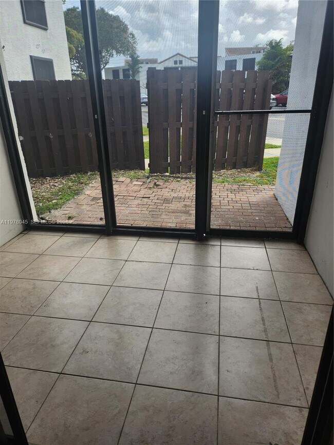 Building Photo - 215 Lake Pointe Dr