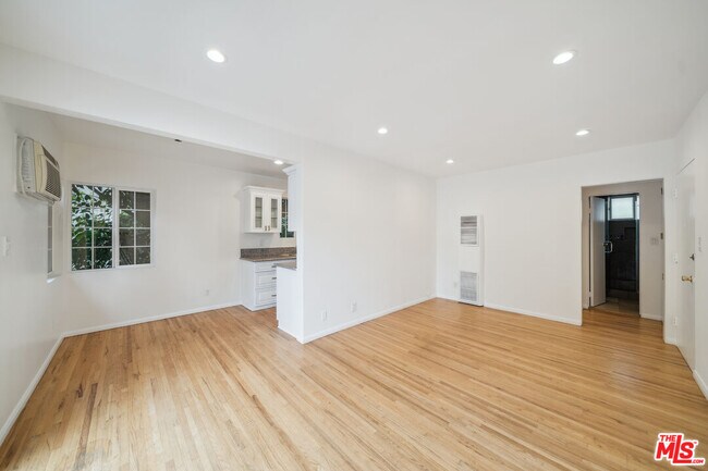 Building Photo - 710 Westmount Dr