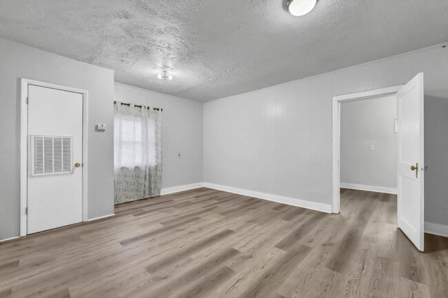 Building Photo - Charming 2-bedroom, 1-bath near downtown Clarksville!