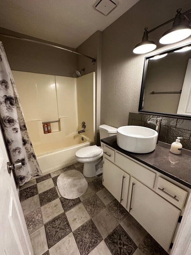 Building Photo - Furnished 3 Bedroom Condo across from Golf...