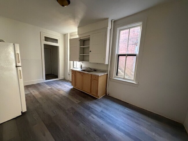 Building Photo - 347 E King St