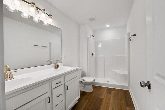 Building Photo - Large 3 story townhome near beach with com...