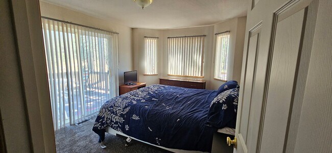 Building Photo - Large furnished mountain home walking distance to the river --- Available October 1