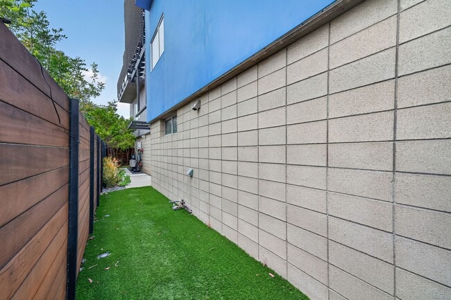 Building Photo - Discover this striking 3 bedroom apartment for rent in Venice, offering 4 bathrooms, contemporary...
