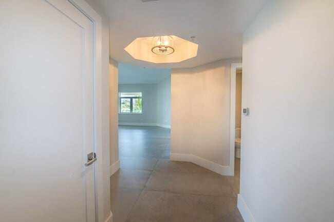 Building Photo - 309 E Ocean Ave