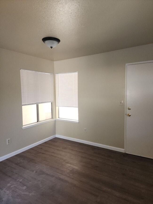 Building Photo - 3 Bedroom 2 Bathroom with Garage and Washe...