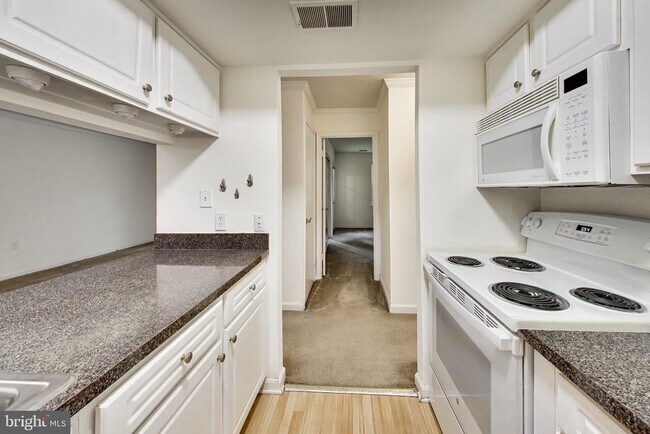 Building Photo - 18310 Streamside Dr