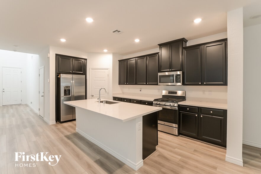 Building Photo - 6845 Greensmen Ave