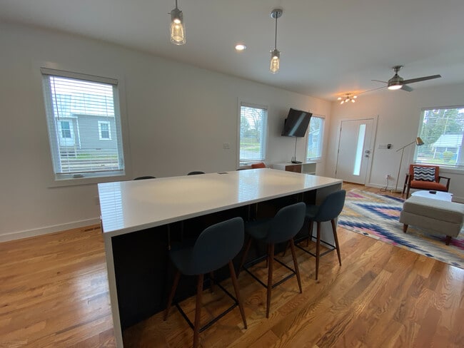 Building Photo - Room in Single Family Home on Heck St