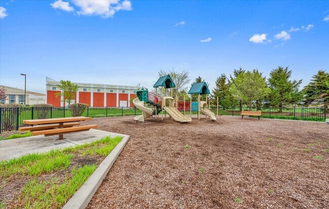 Building Photo - 2215 Aurora Dr