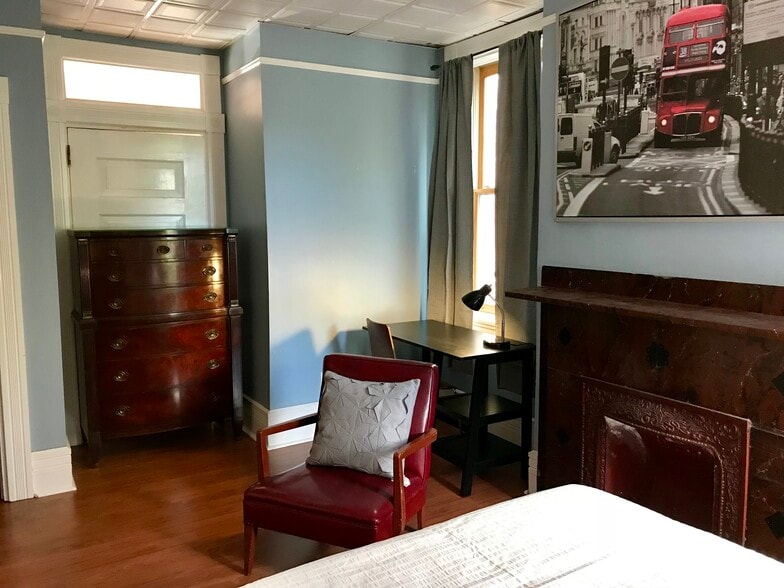 Bedroom showing chest of drawers, occasional chair, desk - 3284 Dawson Street