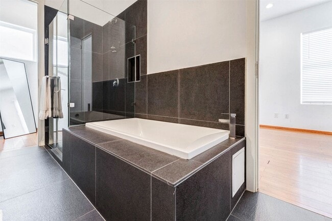 Building Photo - 4115 Chartres St