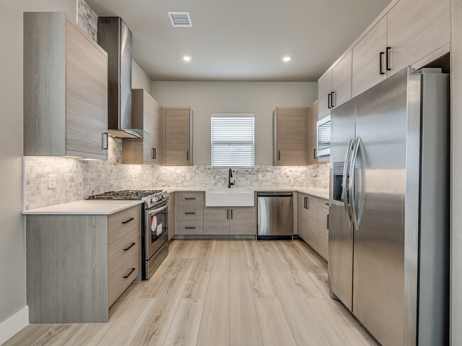 Building Photo - 13000 Maplewood Ave