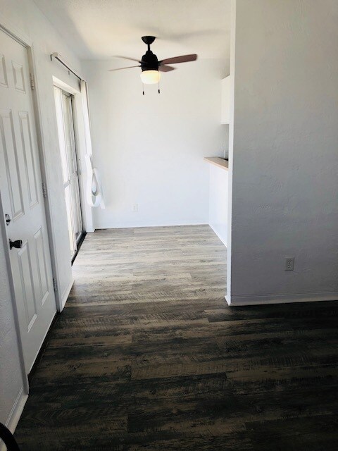 Building Photo - 2417 N Oleander Ave