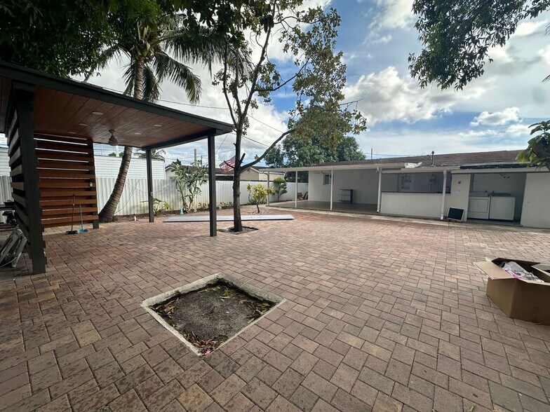 Building Photo - 1211 W 34th St