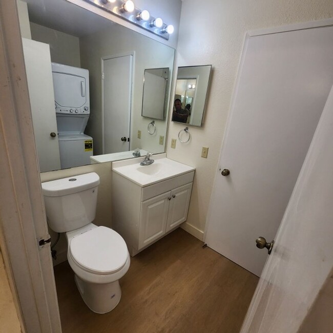 Building Photo - 2 bdrm 1.5 bath 2nd floor Southpointe at W...