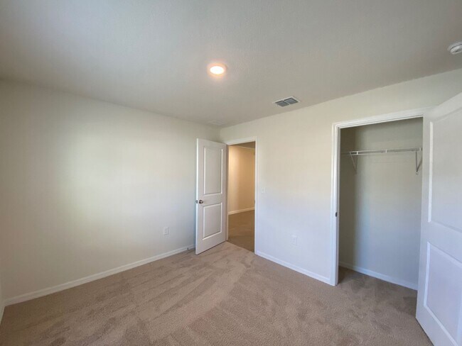 Building Photo - Desirable Lake Diamond Subdivision 3/2/2 **Won't Last**