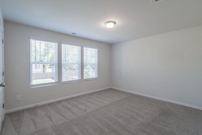 Building Photo - 223 Hoskins Ave Dr