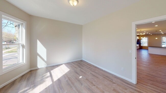 Building Photo - Beautiful and Spacious 3 Bedroom Apartment