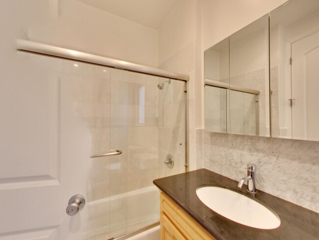 Building Photo - Remodeled 3 Bedroom in Nob Hill!!