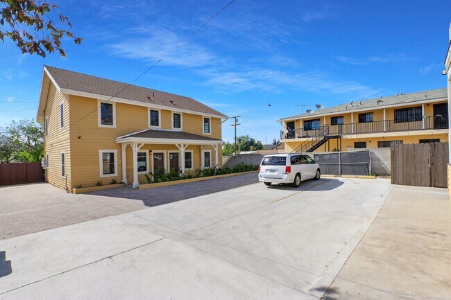 Building Photo - Huge (1,500 square feet) 2 bed, 2.5 bath in Lincoln Heights with parking, in-unit laundry and pri...
