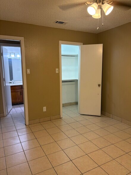 Building Photo - 716 Long Ct