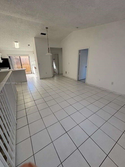 Building Photo - 613 NE 5th St