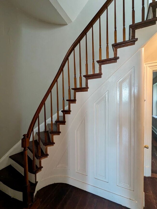 Building Photo - 609 N 11th St