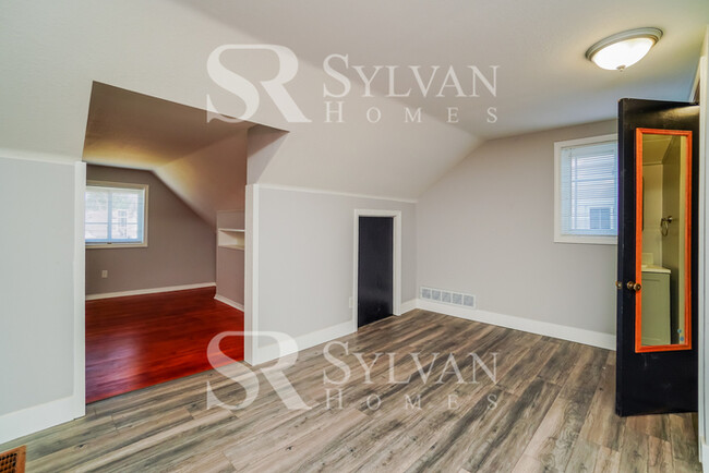 Building Photo - Comfortable living in this 2 BR, 1.5 BA home