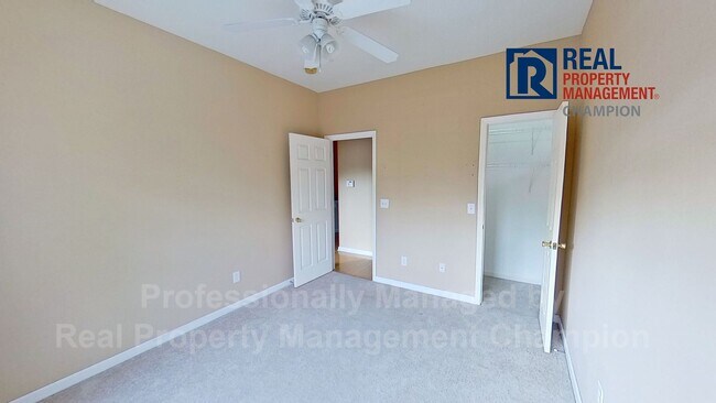 Building Photo - Charming Townhome with Split Floorplan