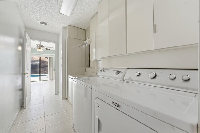 Building Photo - 9284 Laurel Green Dr