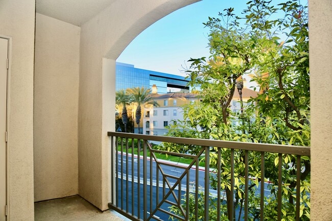 Building Photo - Condo With Luxury Amenities