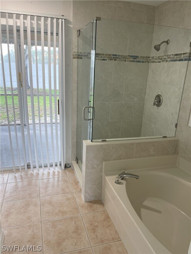 Building Photo - 9758 Country Oaks Dr