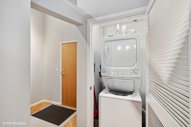 Building Photo - 360 W Illinois St