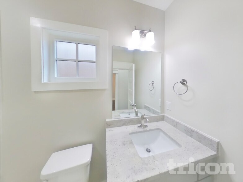 Building Photo - 1242 Hillwood Private Cove