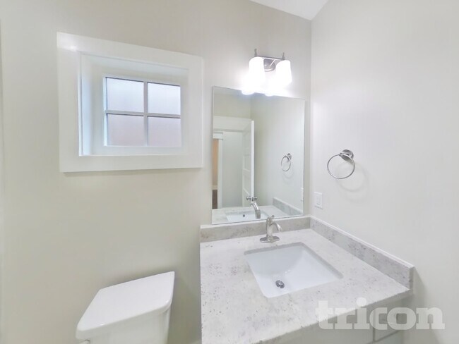 Building Photo - 1242 Hillwood Private Cove