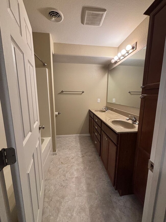 Building Photo - 3 Bedroom Townhome!