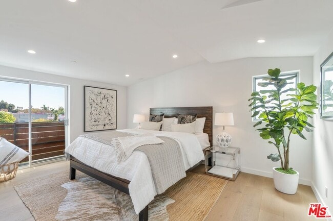 Building Photo - 857 N Detroit St