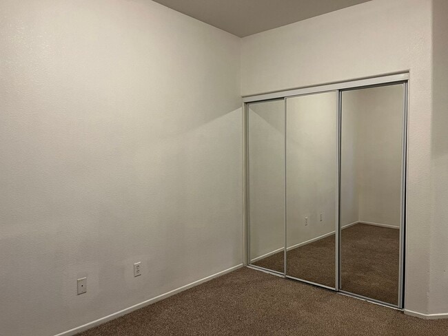 Building Photo - 3 bedroom- 2 bath Home in Victorville!