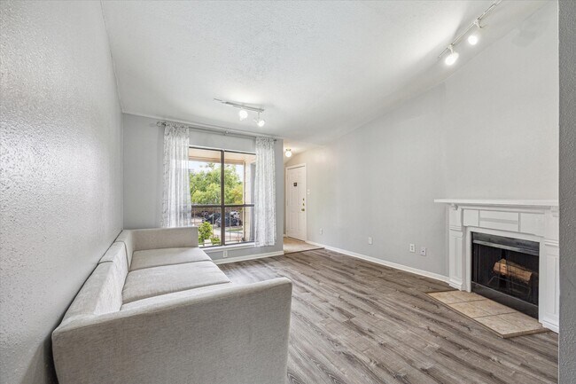 Building Photo - 2125 Augusta Dr