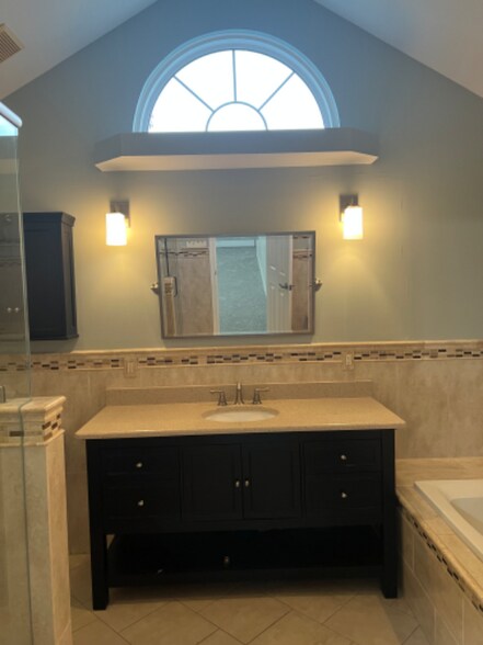 Building Photo - 2633 Pender Dr