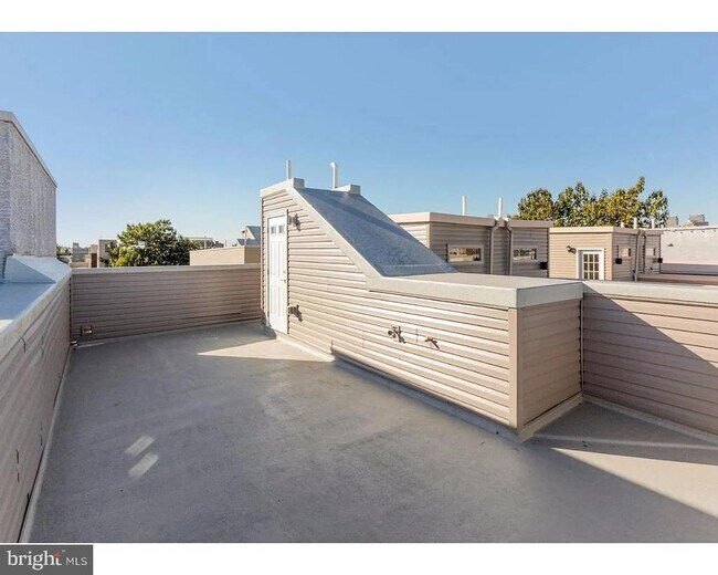 Building Photo - 1332 S Chadwick St