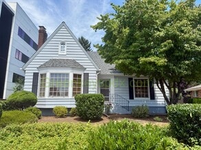 Building Photo - Lovely 3-Bedroom, 2-Bathroom House with Detached Garage in North Portland