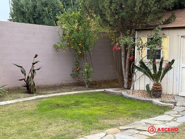 Building Photo - Stunning 4 bedroom + office in Seven Oaks!