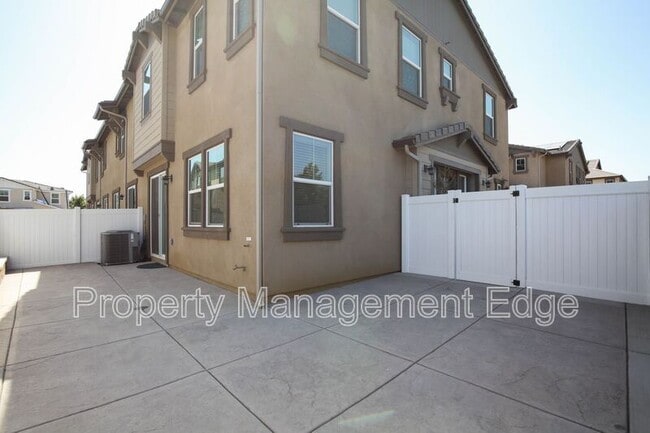 Building Photo - 40268 Birchfield Dr