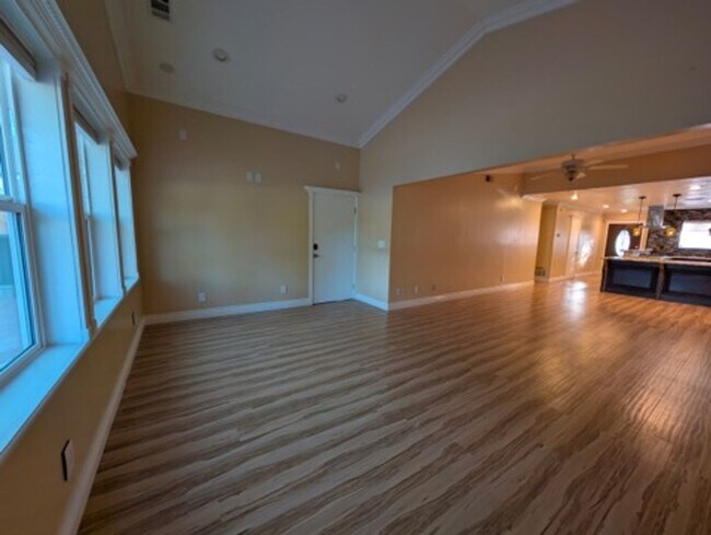 Building Photo - Coming soon! 3 bed, 2 Bath in centrally located community of Redlands