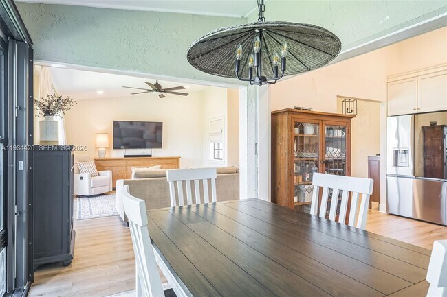 Building Photo - 3207 S Lakeview Cir