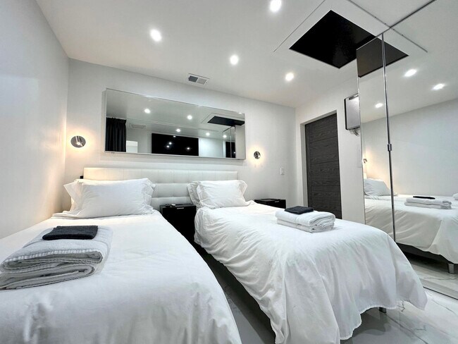 Building Photo - 5700 Saddlebrook Way