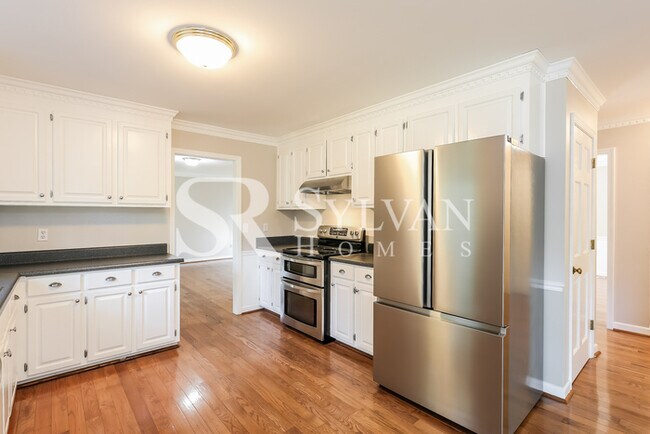 Building Photo - Gorgeous 4 bedroom, 3BA home available now!